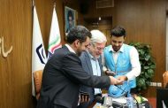 تحویل اولین دفترچه بیمه آن لاین به وزیر ارتباطات توسط الوپیک